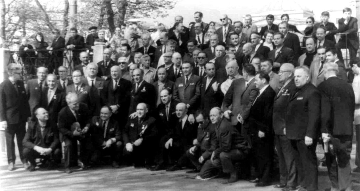 Экспонат #106. Делегаты 3-го съезда Союза кинематографистов СССР в Александровском саду. 11-13 мая 1976 года